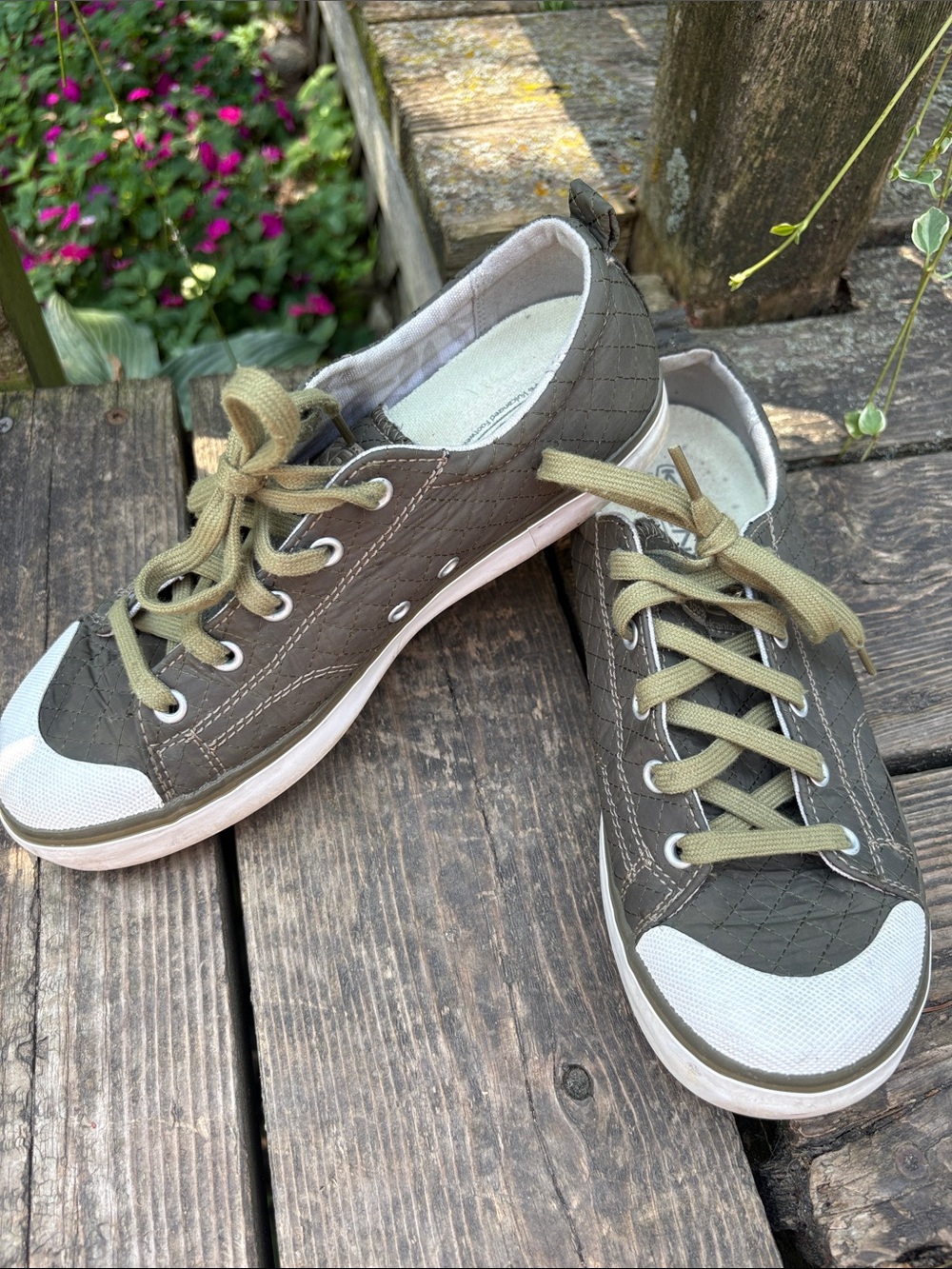 Keen size 8 Casual Quilted Olive Green Low-Top Sneakers